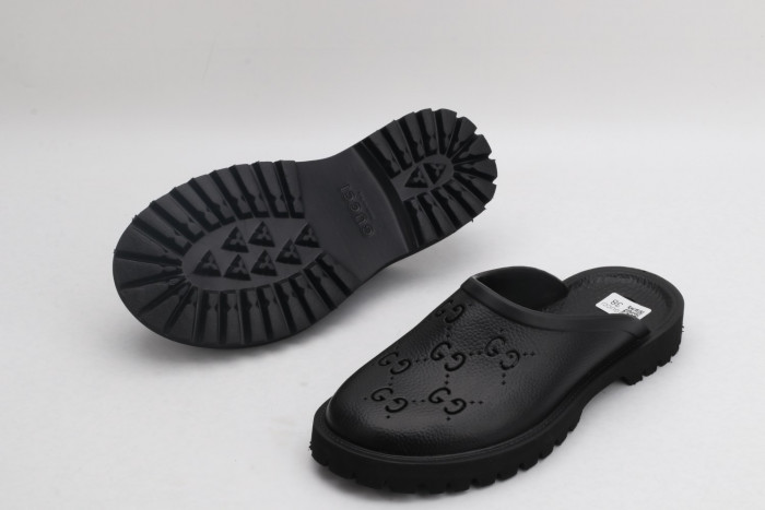 G*u*i slippers