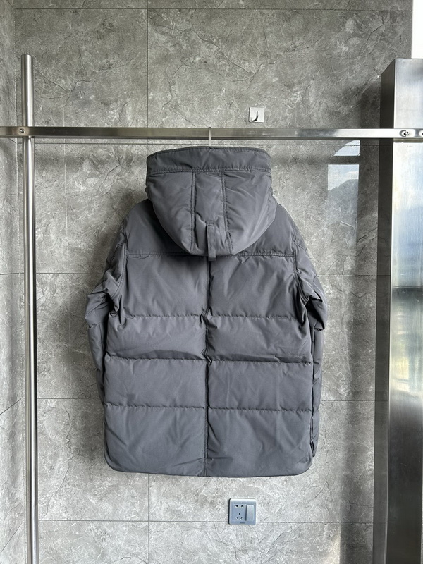 Can*a Go*e coat-231