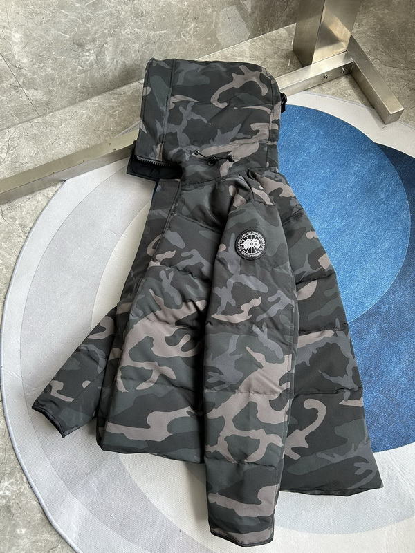 Can*a Go*e coat-232