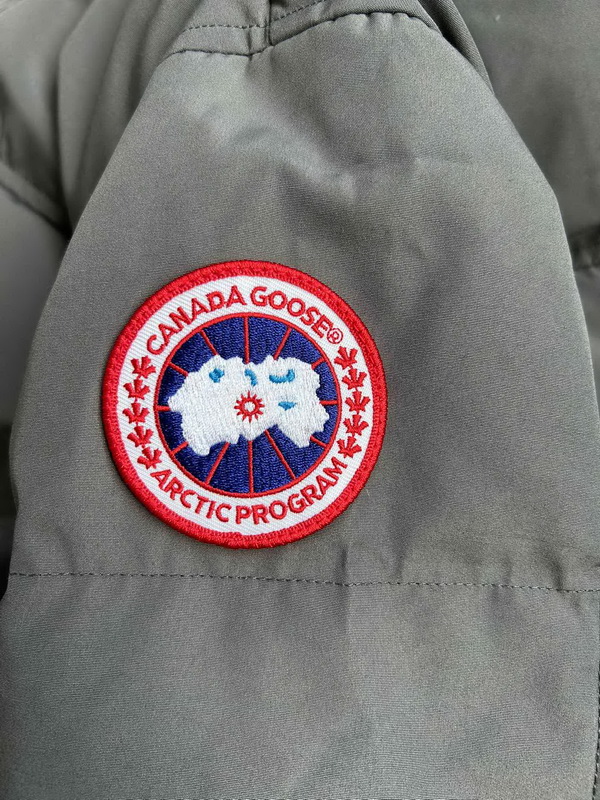 Can*a Go*e coat-235