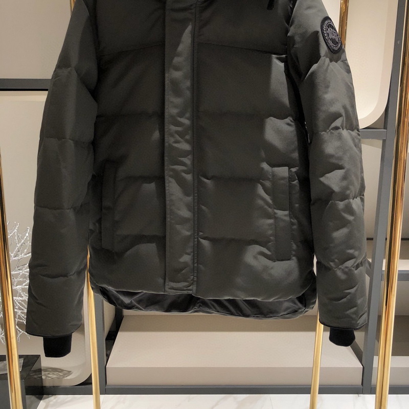 Can*a Go*e coat-240