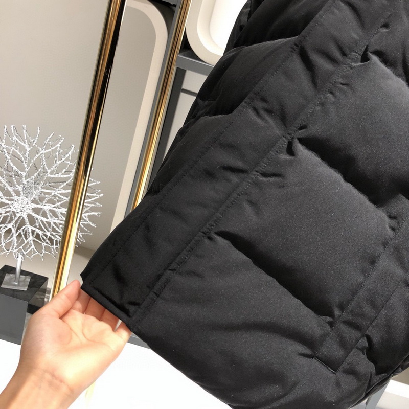 Can*a Go*e coat-241