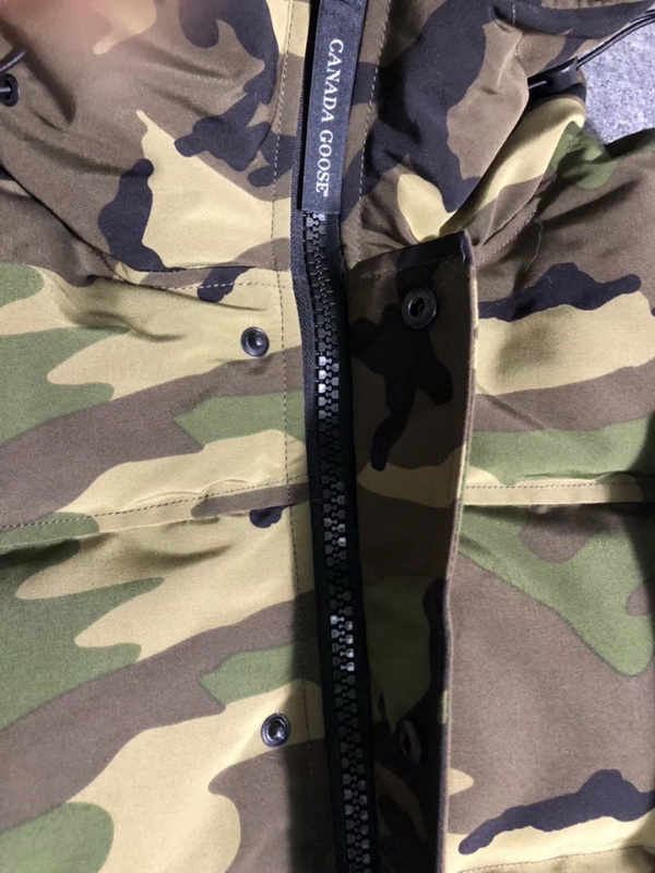 Can*a Go*e coat-247