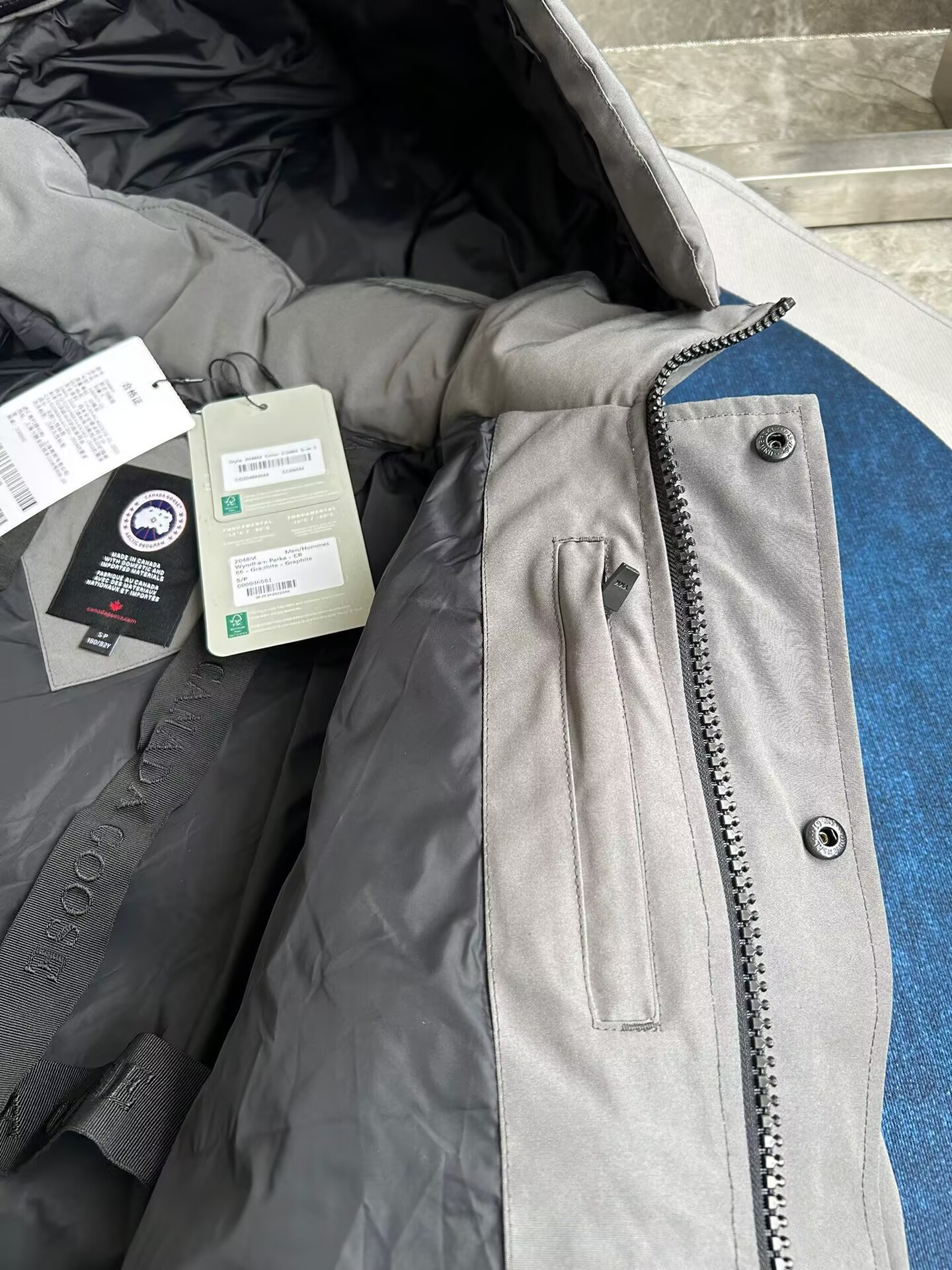 Can*a Go*e coat-364