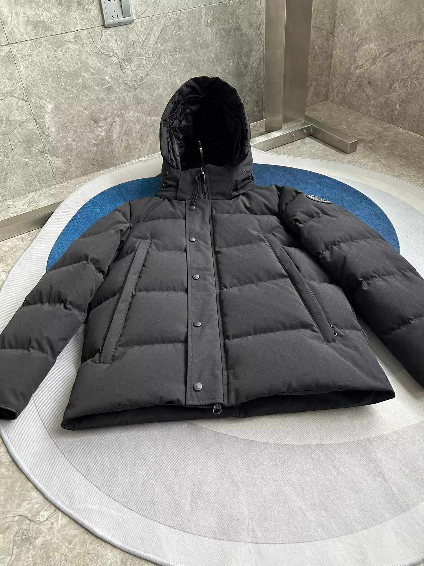 Can*a Go*e coat-367