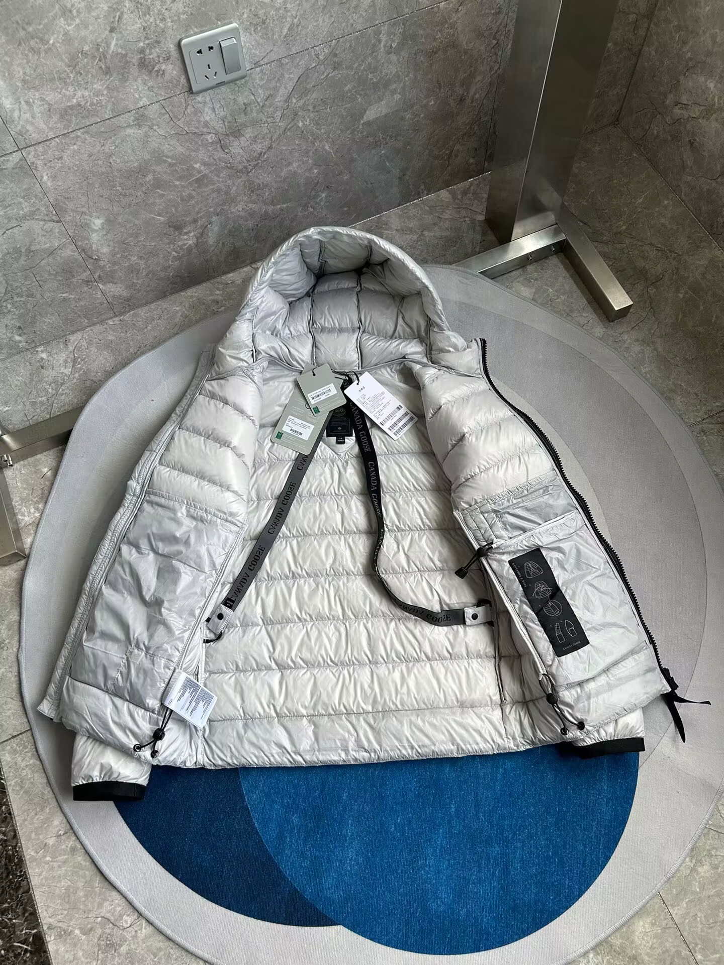 Can*a Go*e coat-261