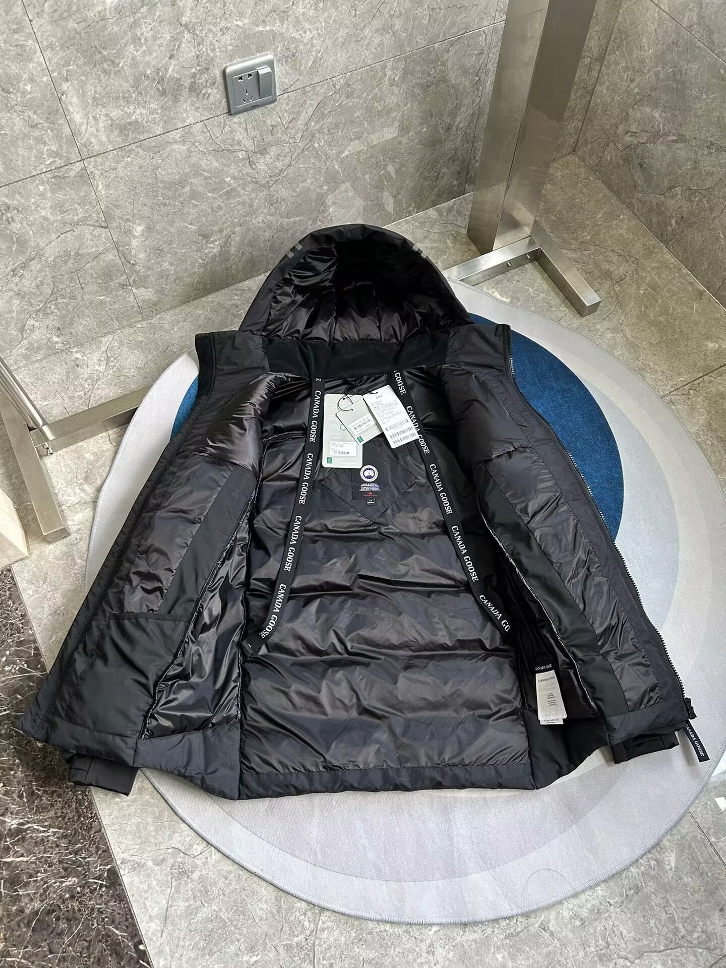 Can*a Go*e coat-255