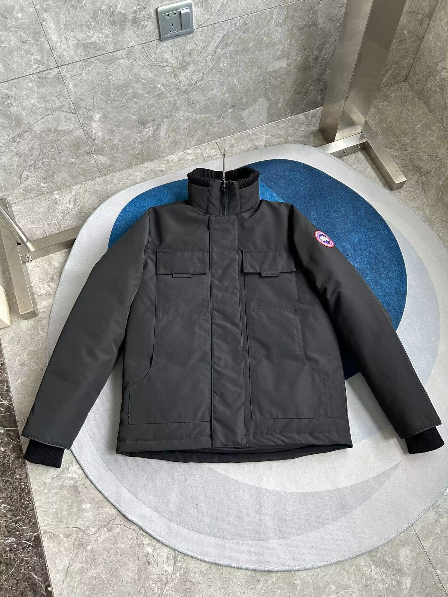 Can*a Go*e coat-253