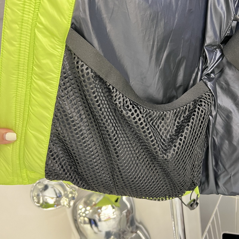 Can*a Go*e coat-297