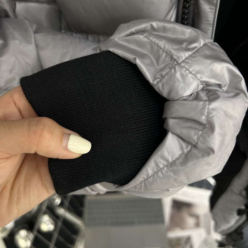 Can*a Go*e coat-299