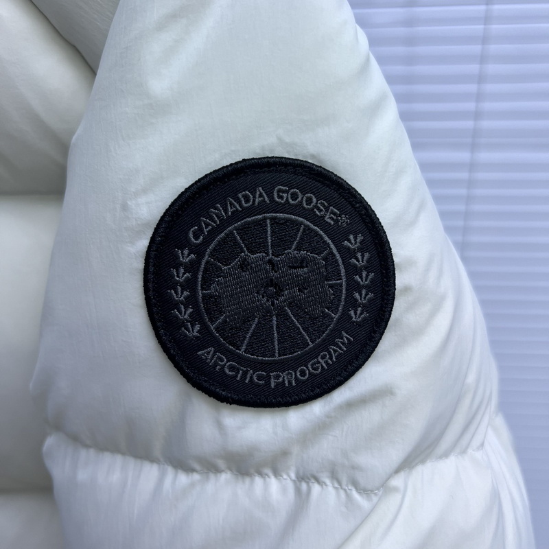 Can*a Go*e coat-304
