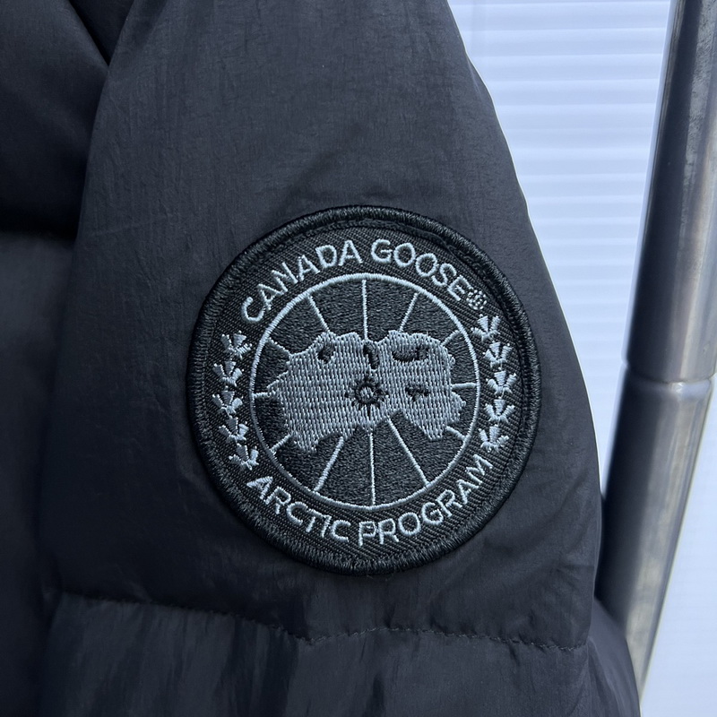 Can*a Go*e coat-305