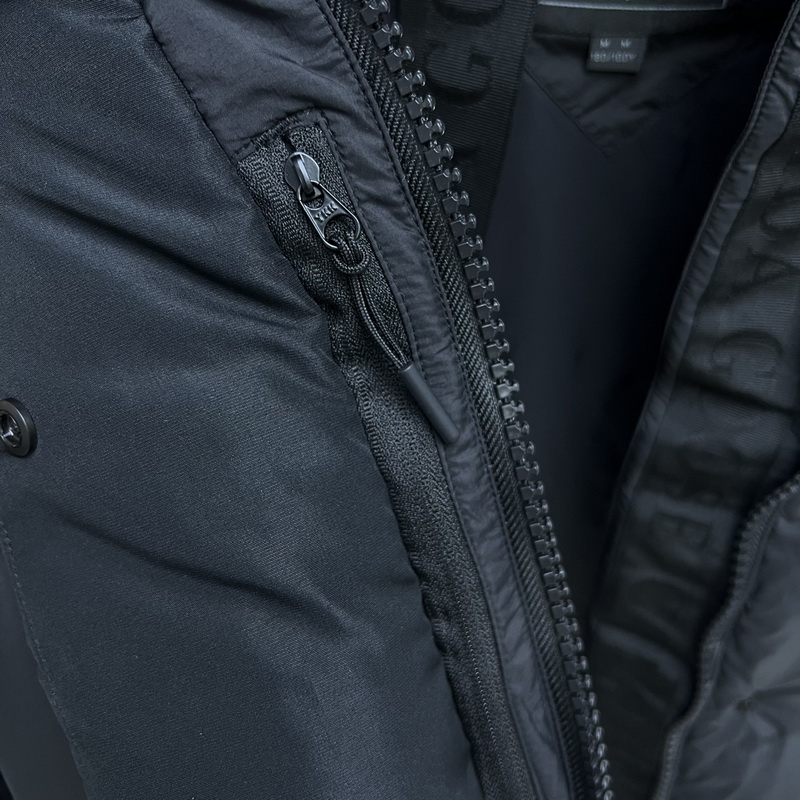 Can*a Go*e coat-305