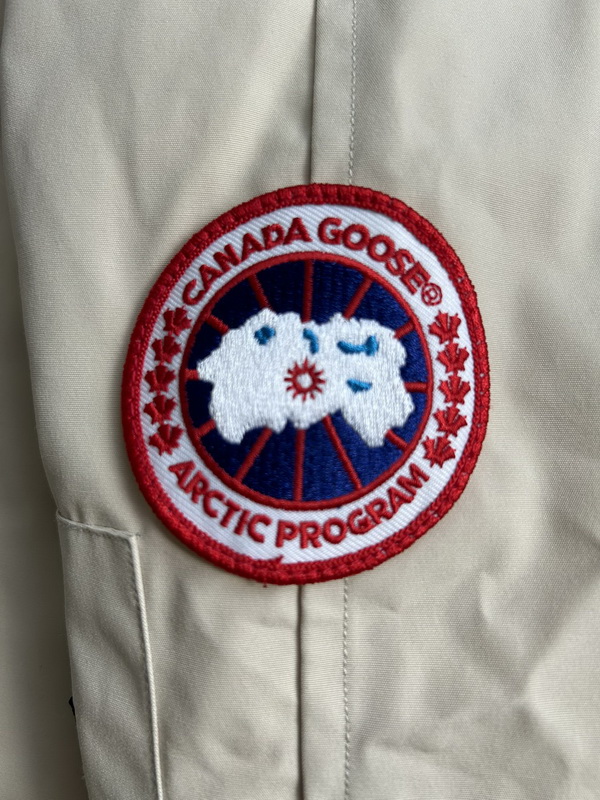 Can*a Go*e coat-352