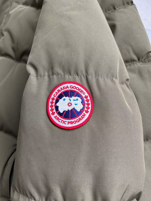 Can*a Go*e coat-372