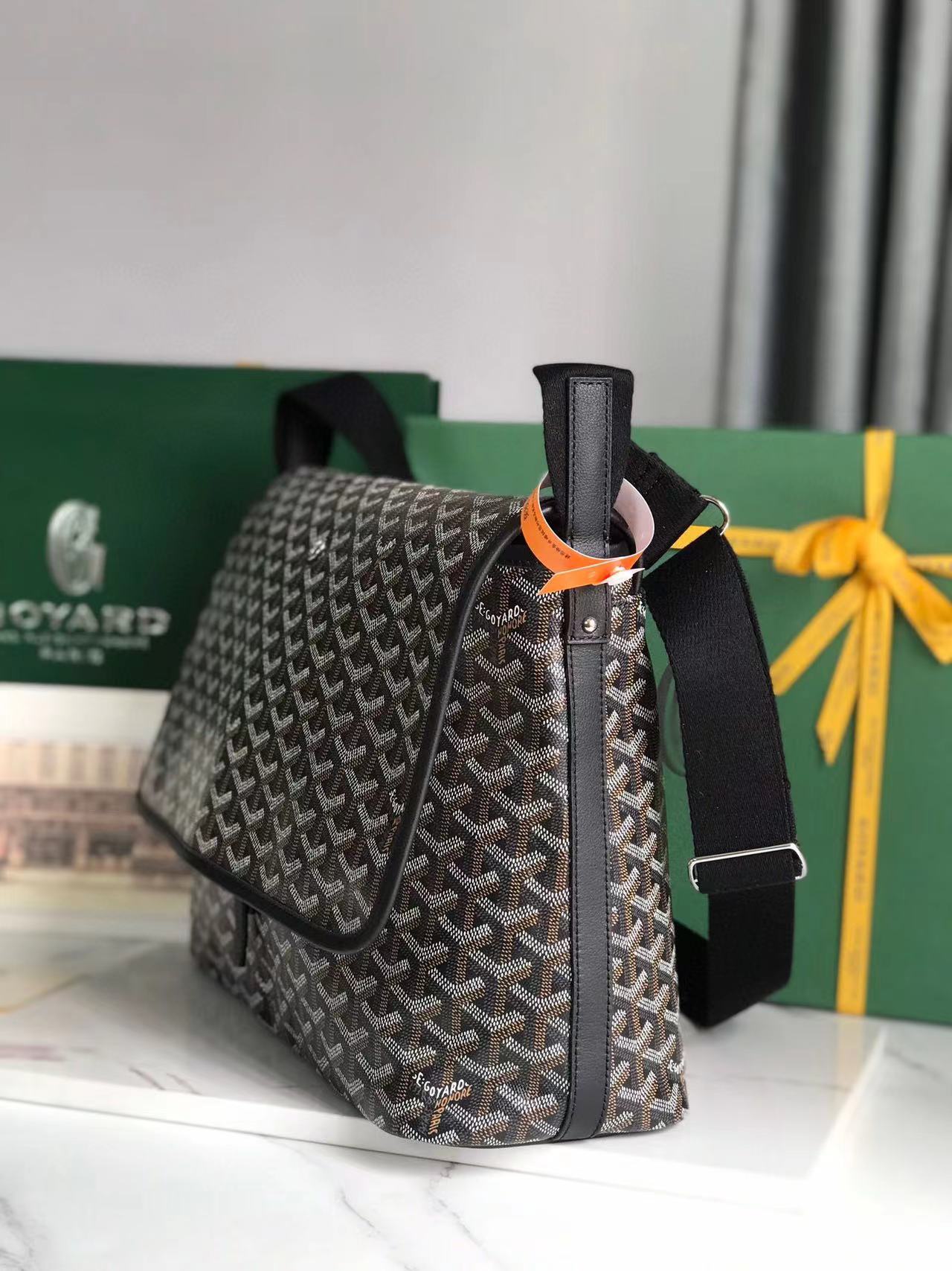 Go*ard handbags aaaa(men)-004