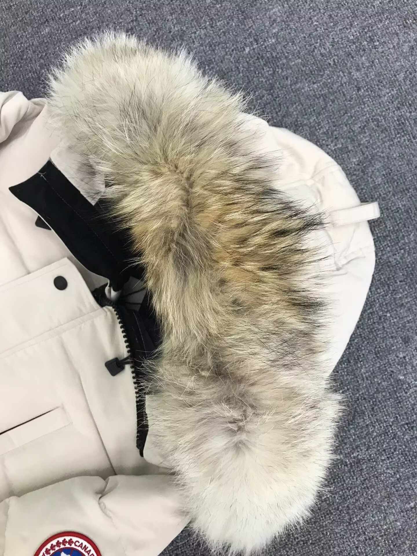 Can*a Go*e coat-379