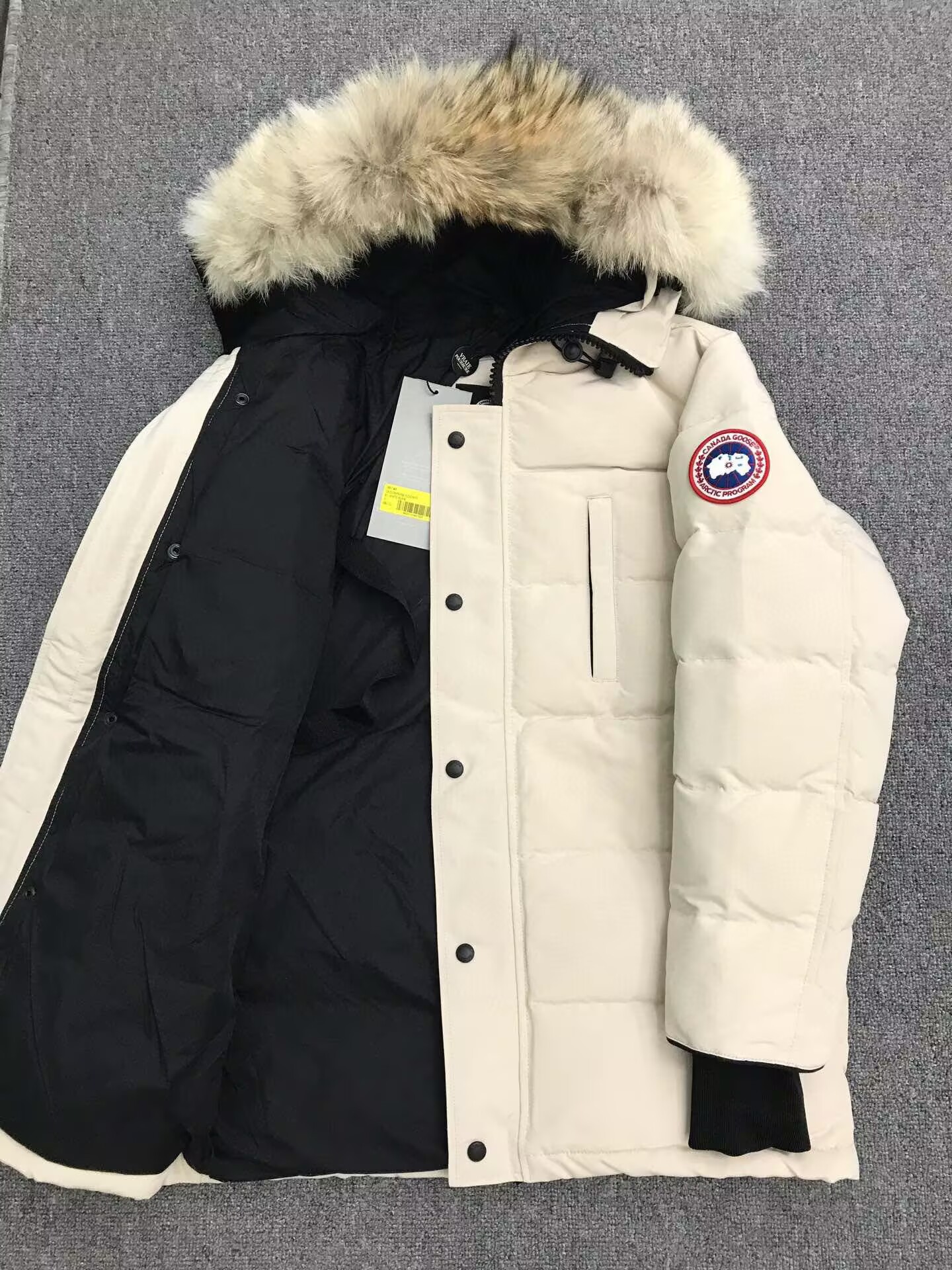 Can*a Go*e coat-379