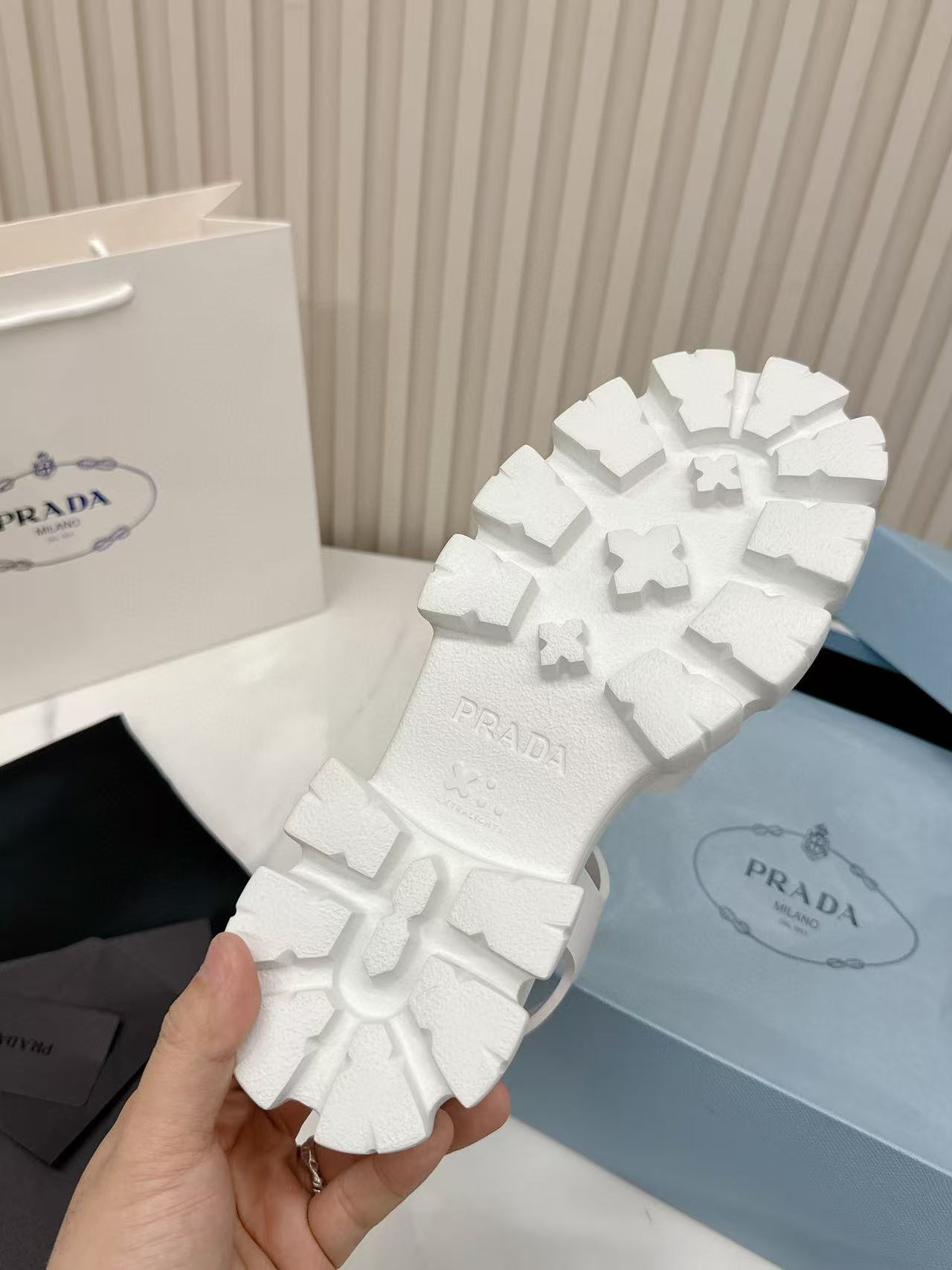 Pra*a slippers women(aaa)-022