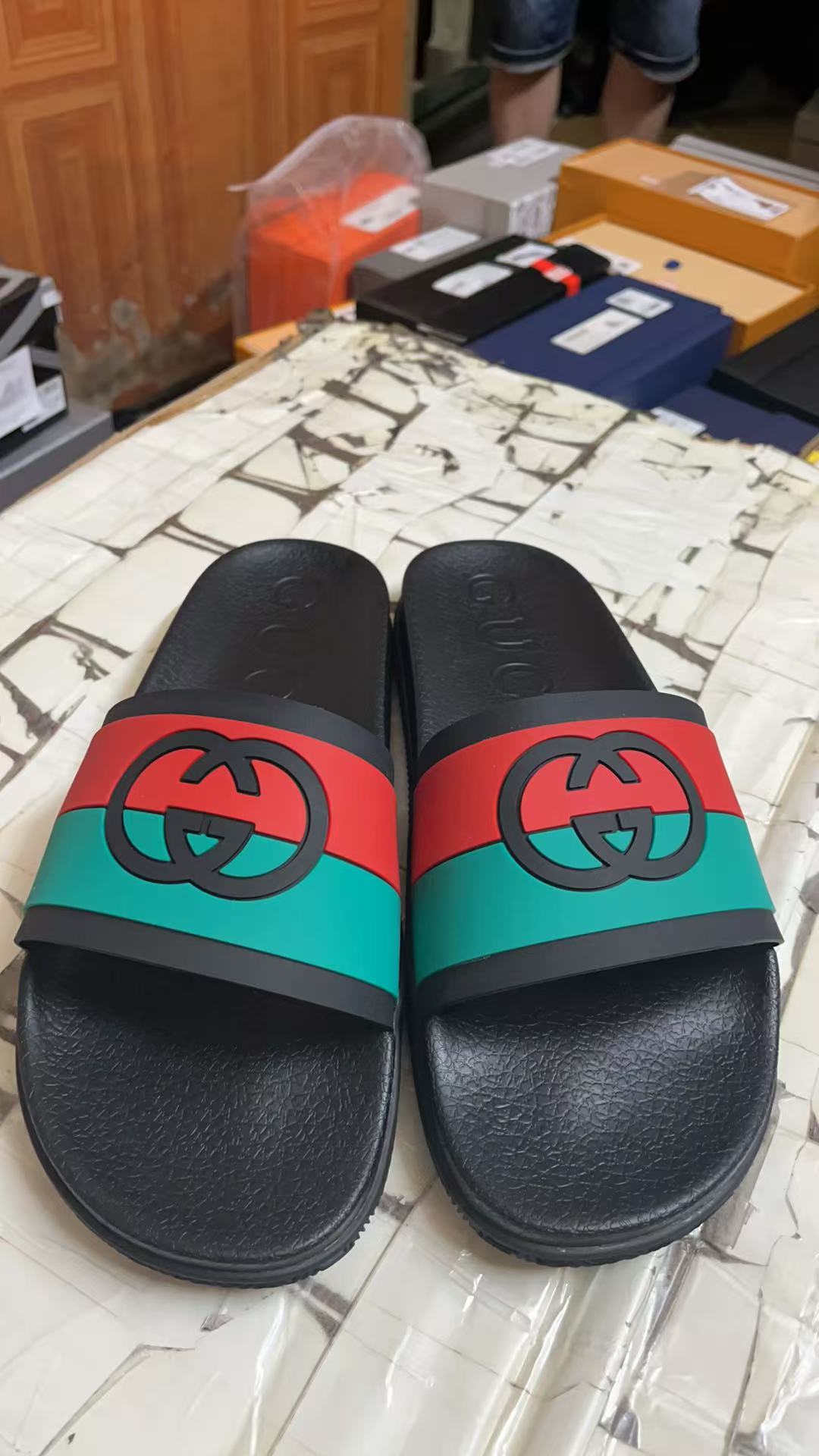 G*u*i slippers(aaa)-464