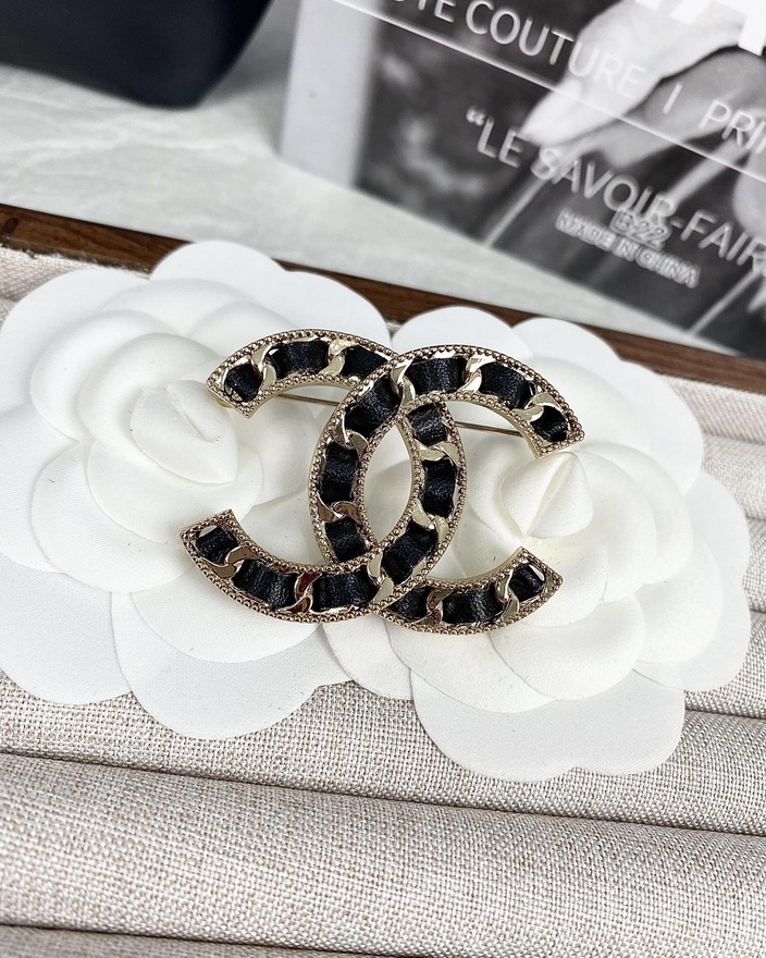 Ch*el brooch-084