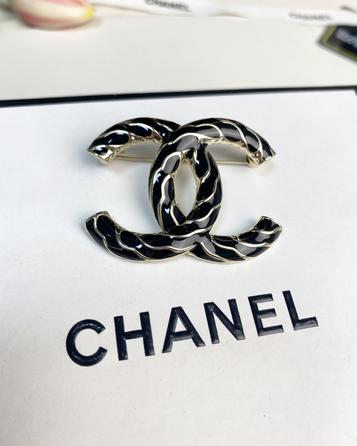 Ch*el brooch-081