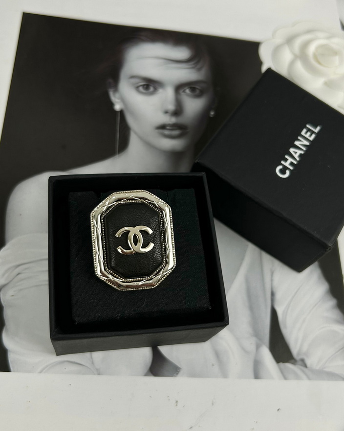 Ch*el brooch-078