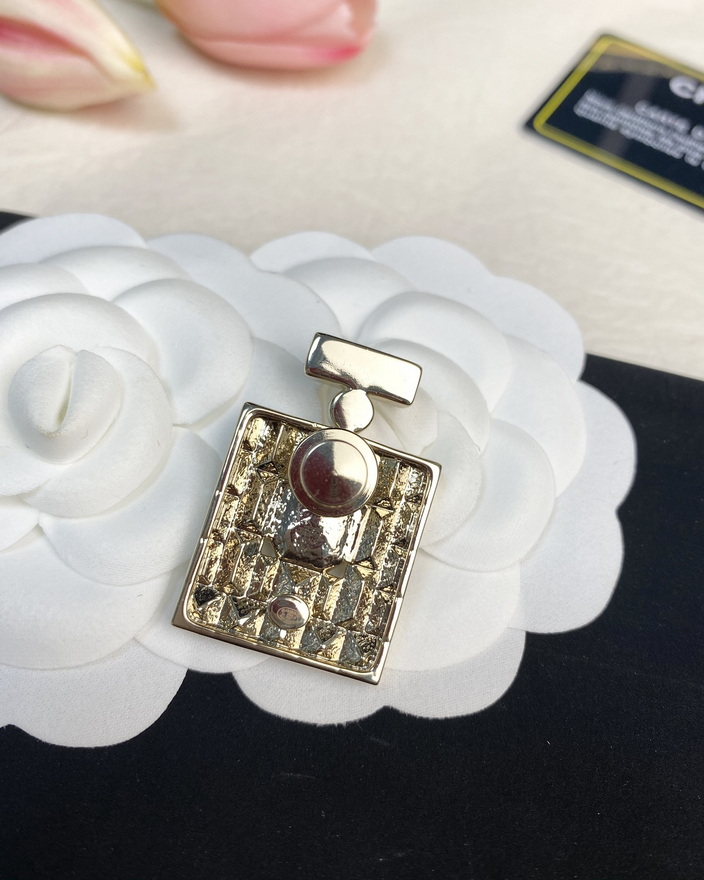 Ch*el brooch-079