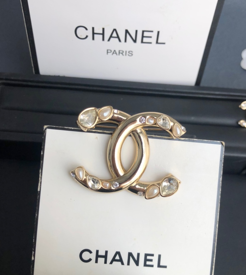 Ch*el brooch-075