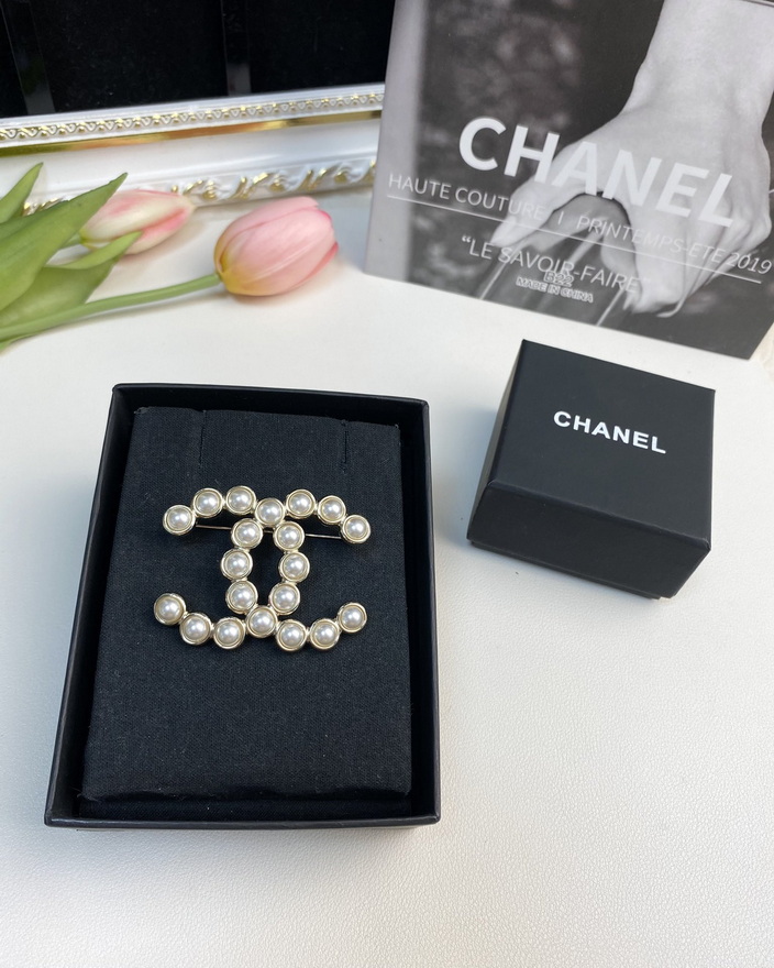 Ch*el brooch-047
