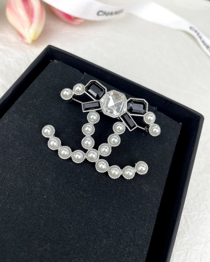 Ch*el brooch-022