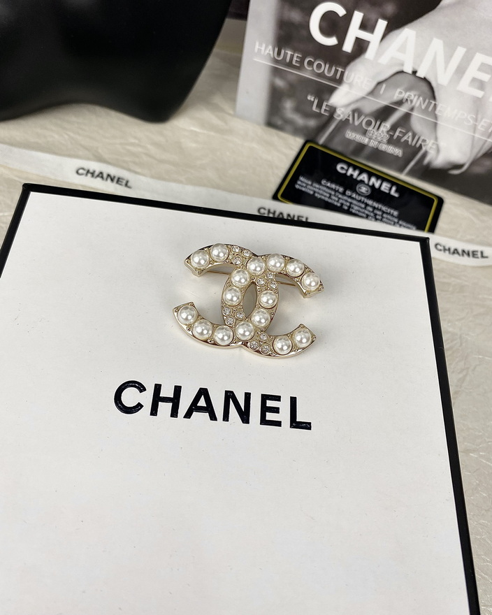 Ch*el brooch-001