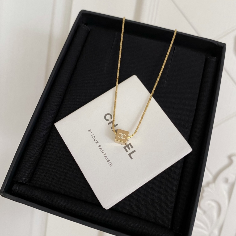 Ch*el necklace-225