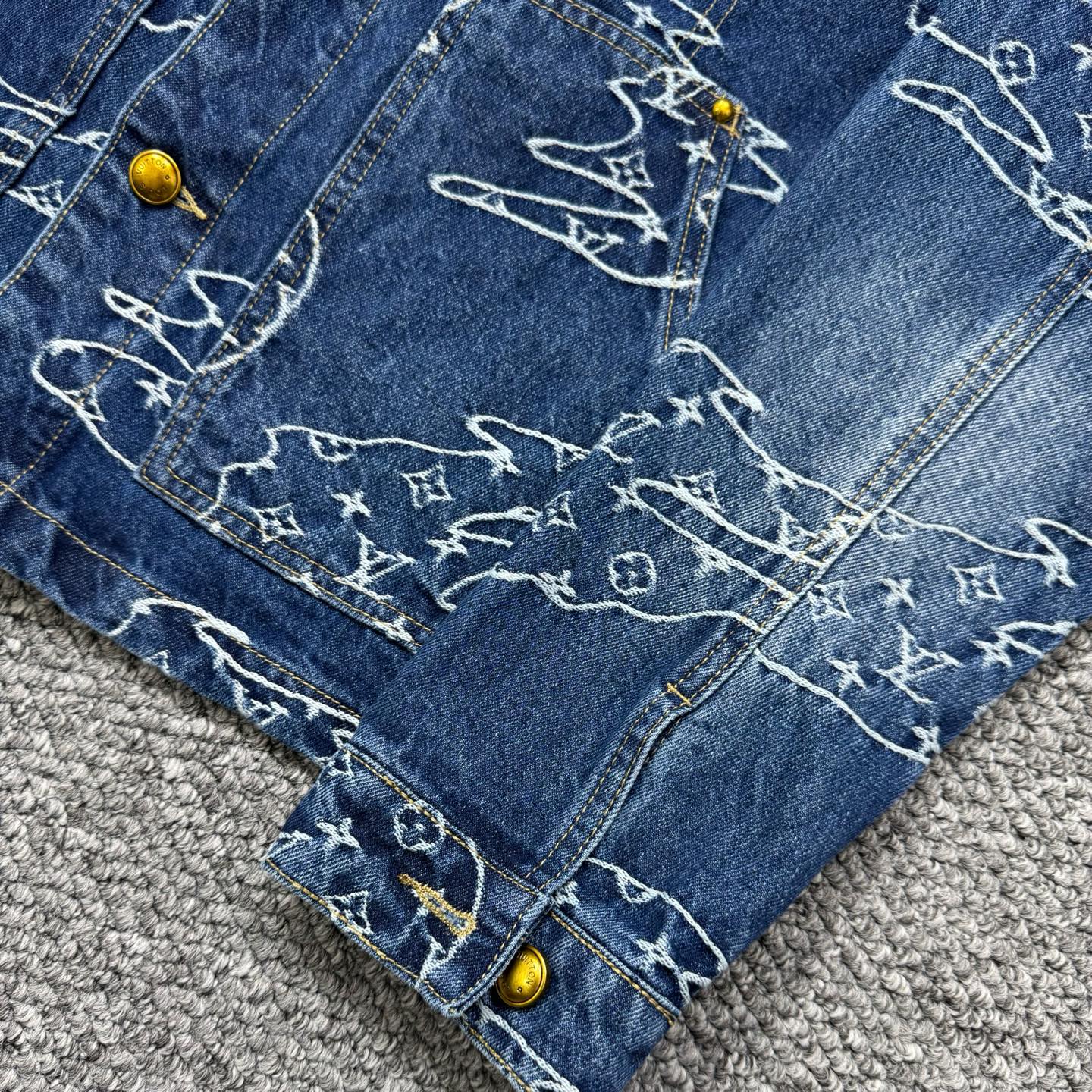 LV Jacket-034