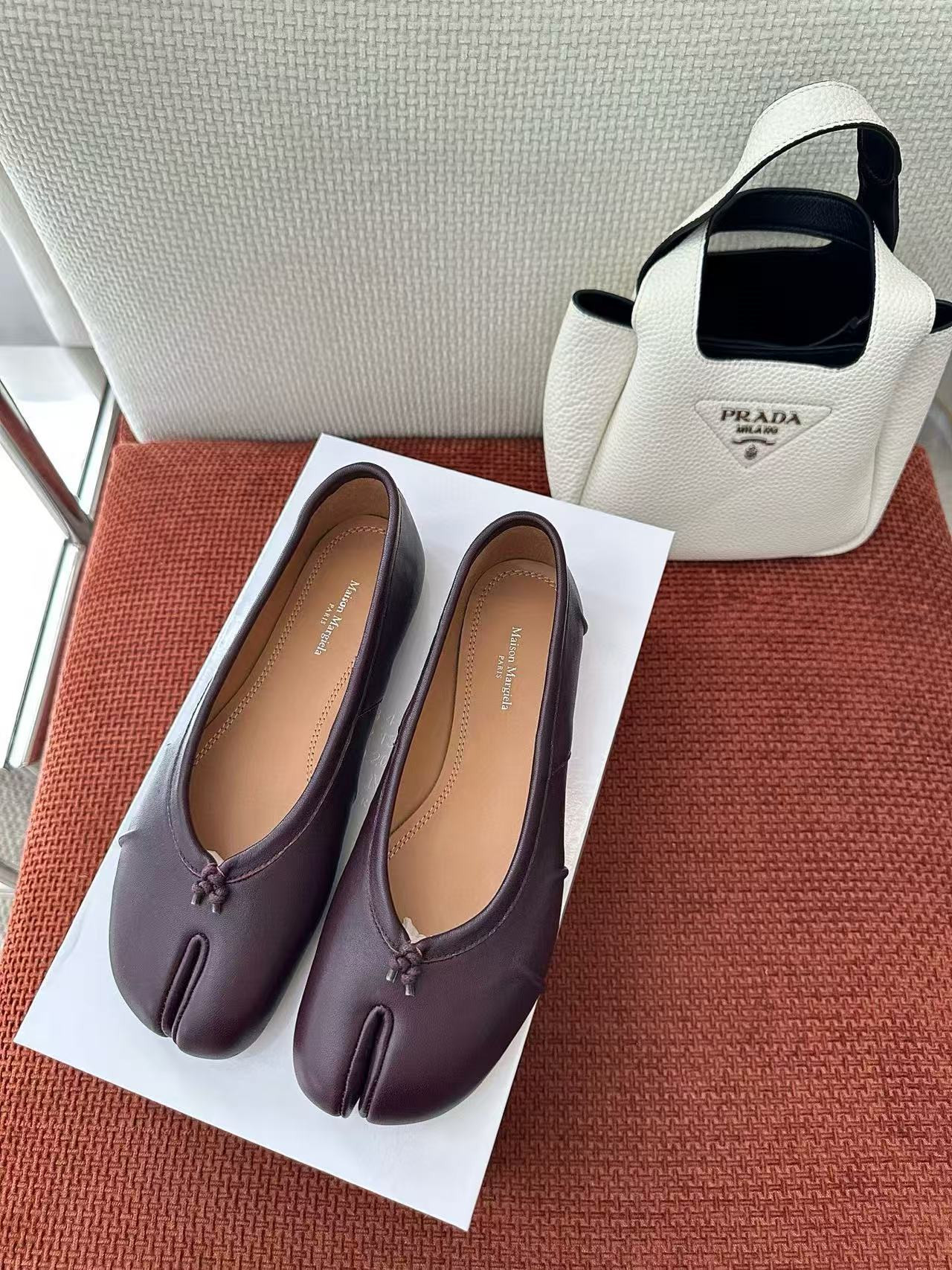 UA Ma1s0n Marg*e1a Tabi Leather Ballet Flats