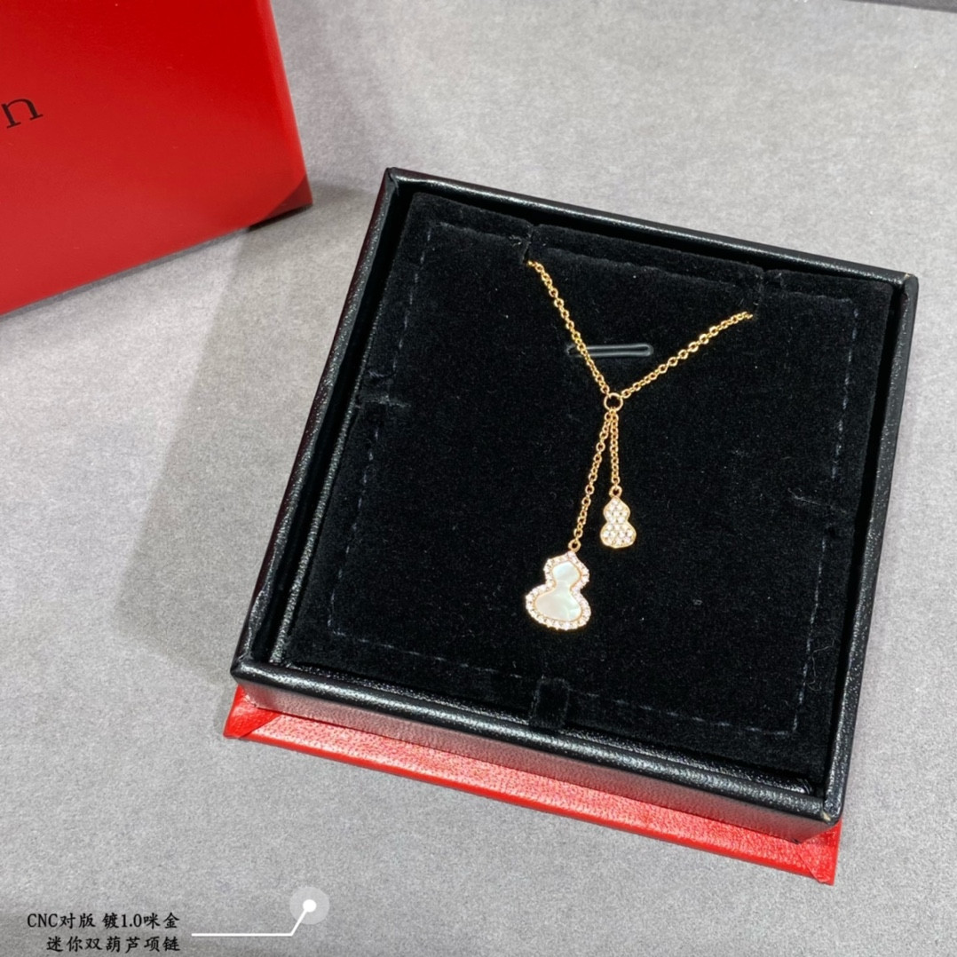 Qeelin Mini Double Gourd Pendant Necklace
