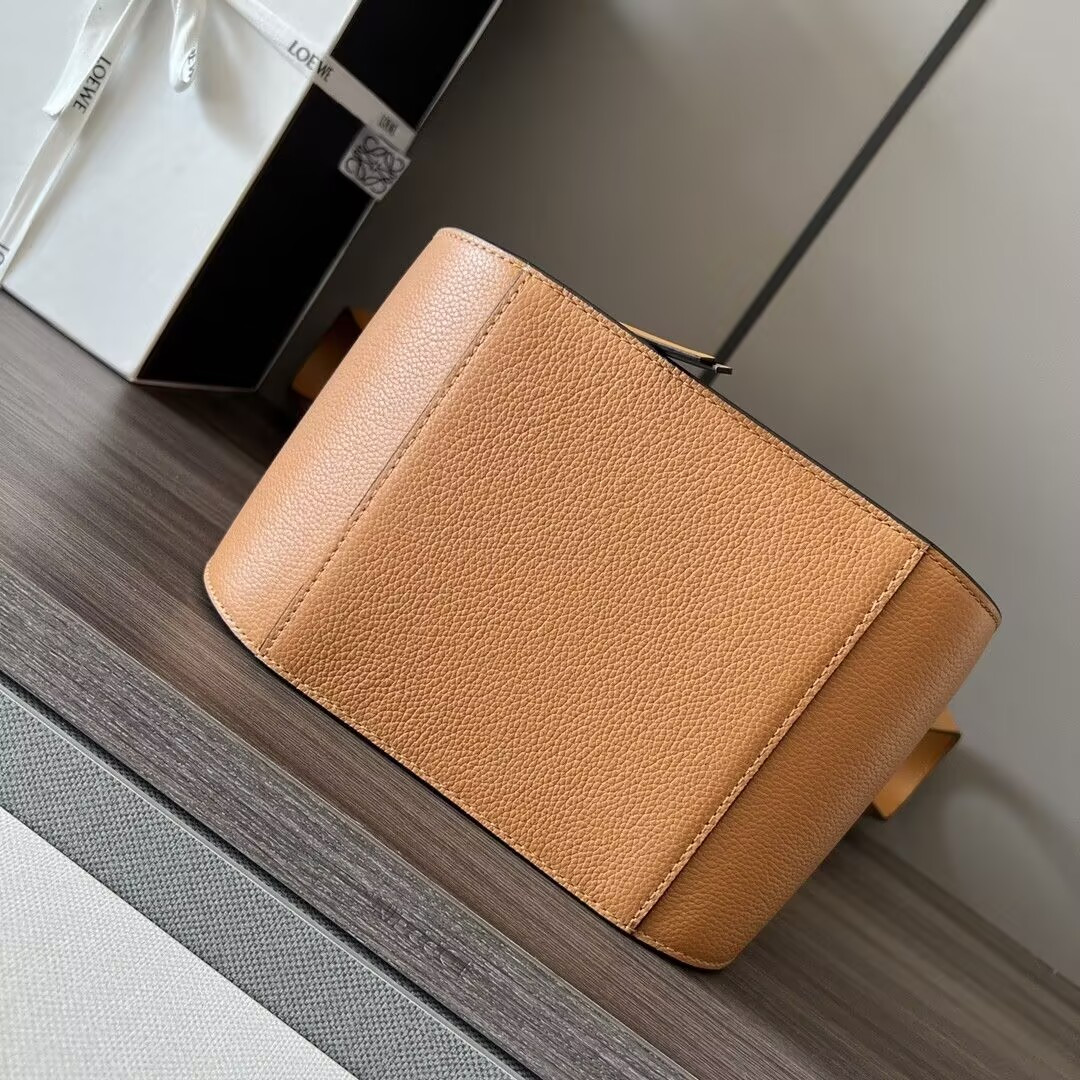 L0ew* Compact Hammock bag in soft grained calfskin 20.8x14.4x19.5cm