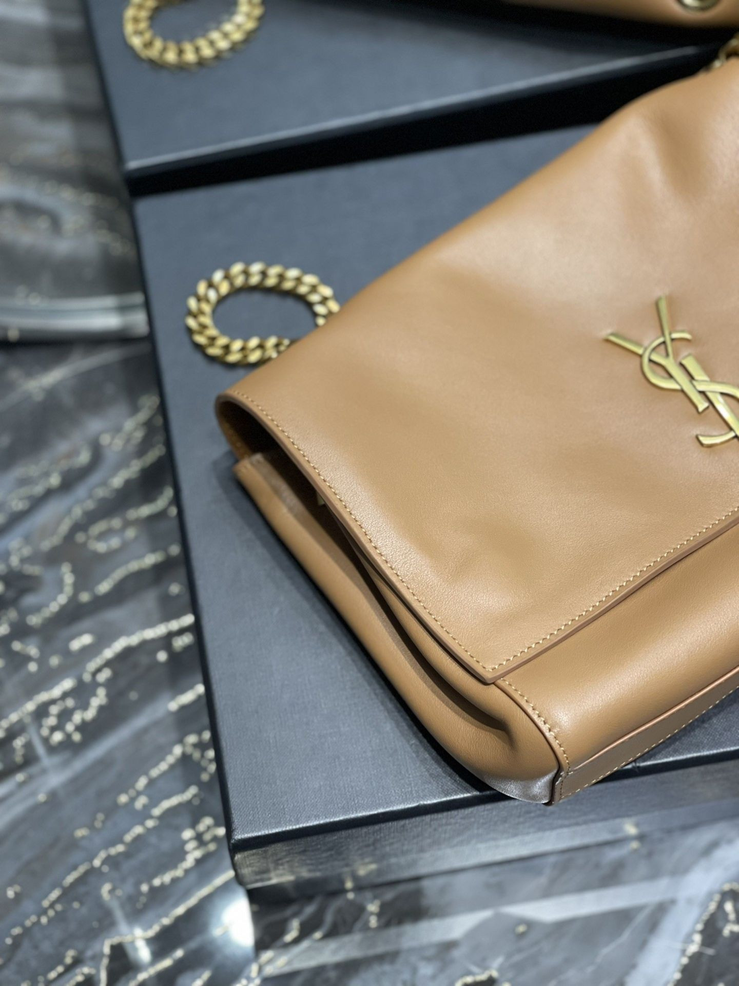 Y51 Kate Reversible Suede and Leather Shoulder Bag 28.5x20x6cm