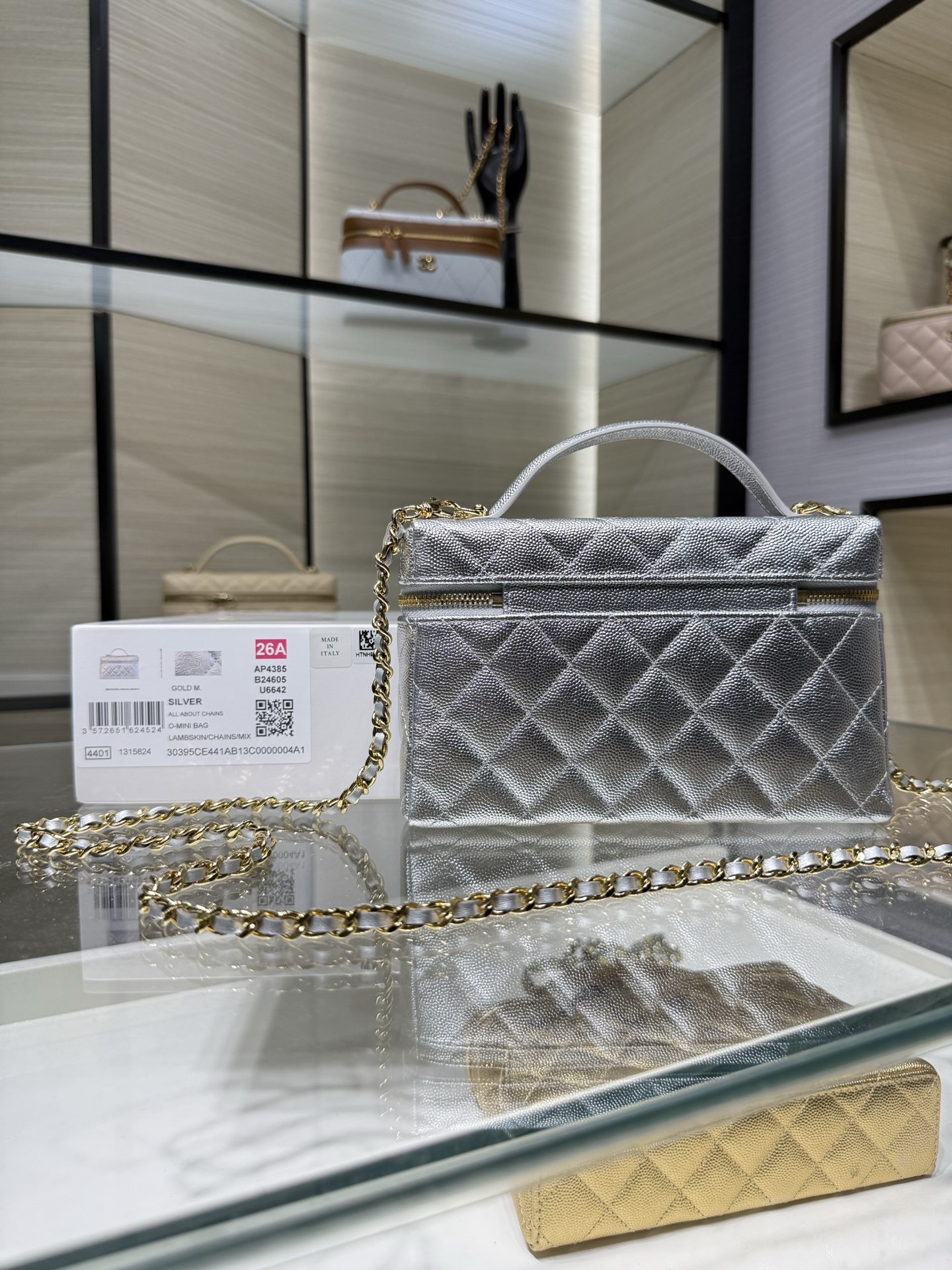 Ch**el Classic Vanity with chain Handbag AP4385 17x19x5cm