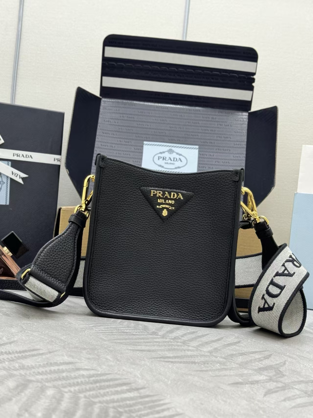 Pra*a Leather mini shoulder bag 20x19x6cm