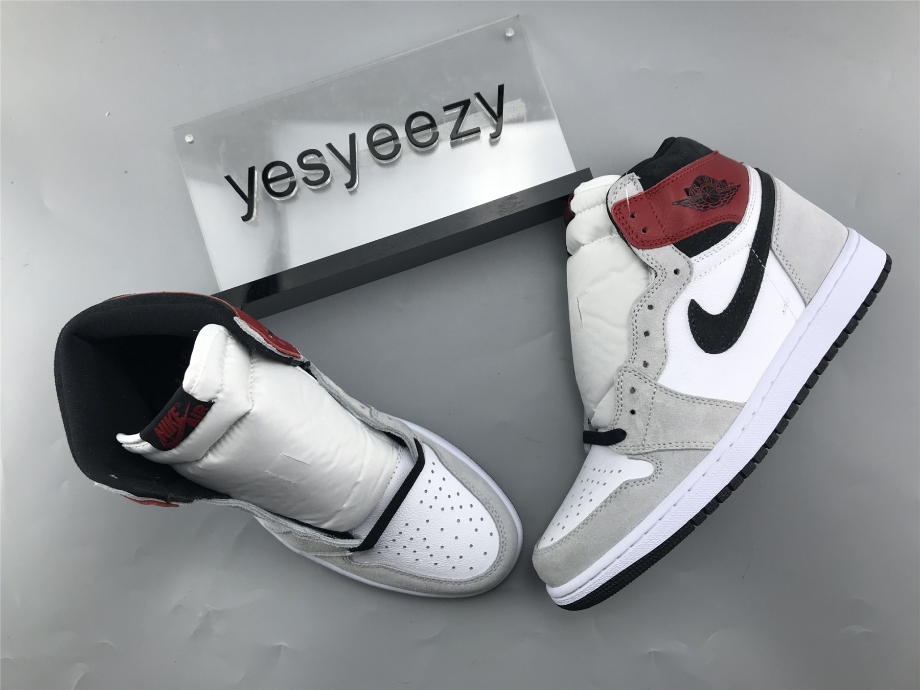UA AIR JORDAN 1 RETRO HIGH LIGHT SMOKE GREY