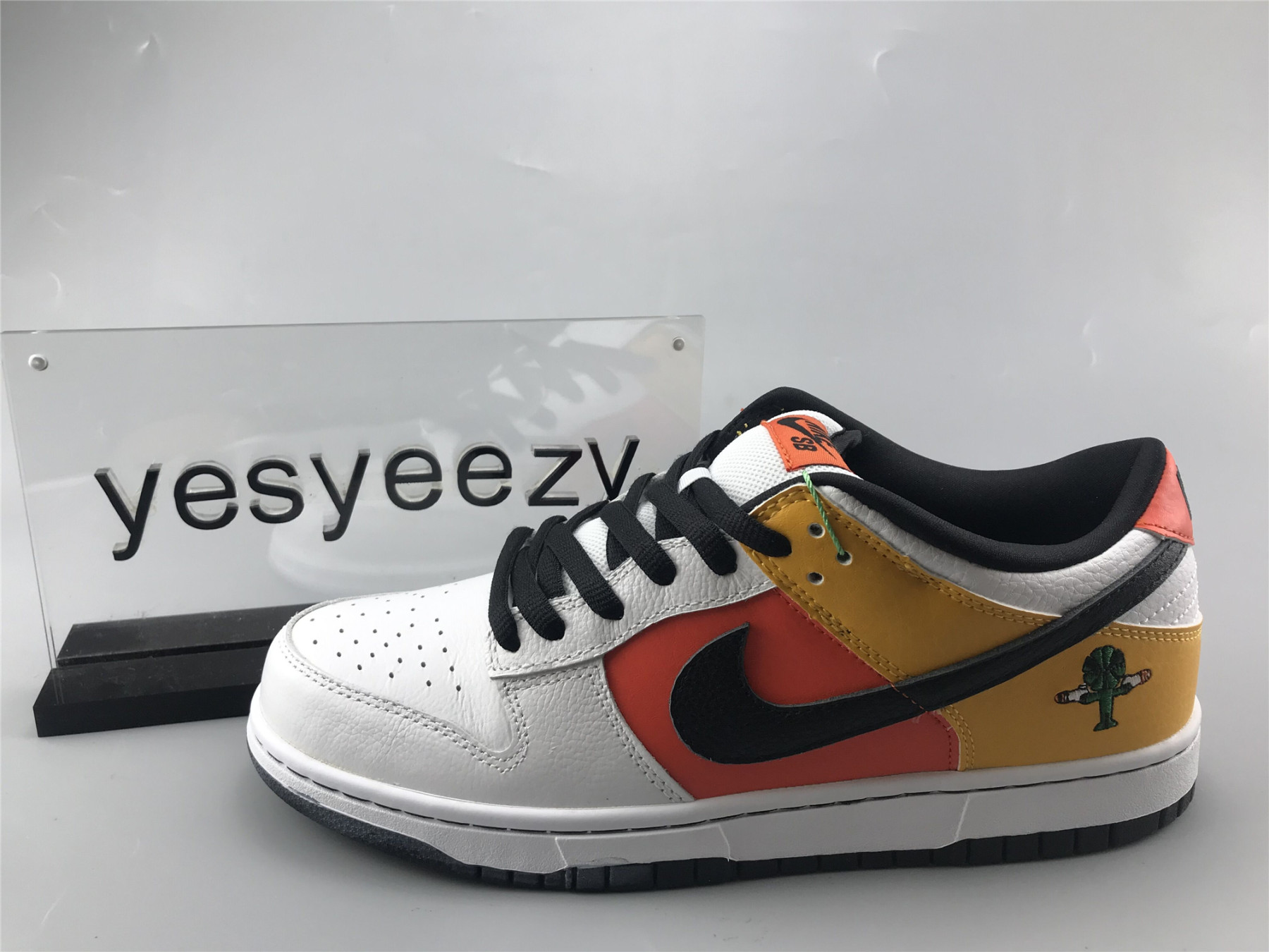 UA NIKE DUNK LOW PRO SB "RAYGUN"
