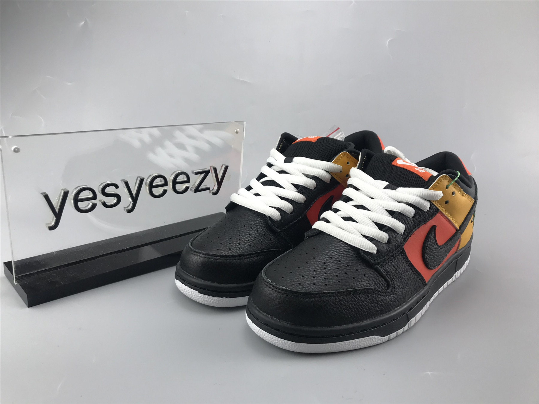 UA NIKE DUNK LOW PRO SB "RAYGUN"