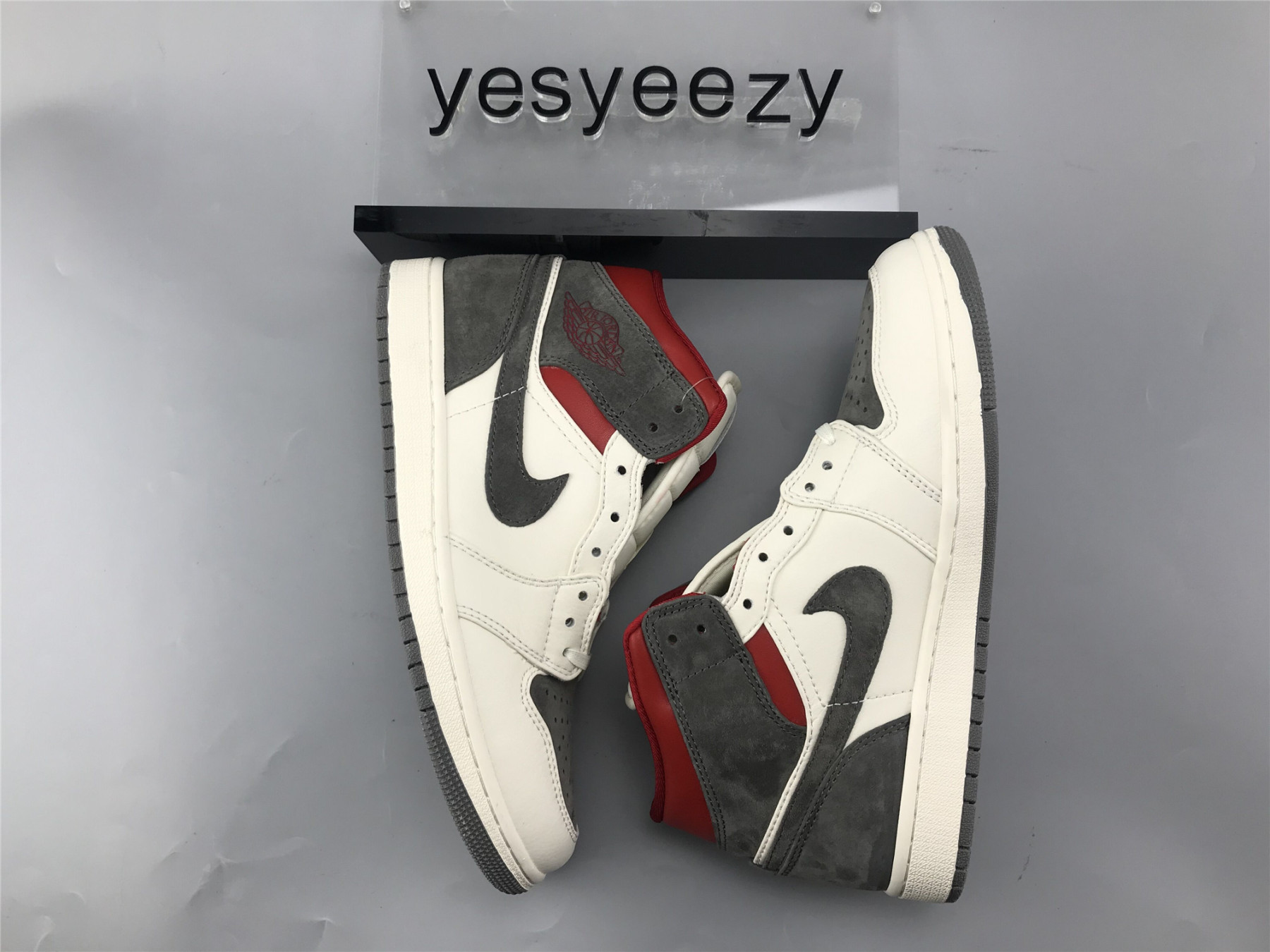 UA SNEAKERSNSTUFF X AIR JORDAN 1 MID 