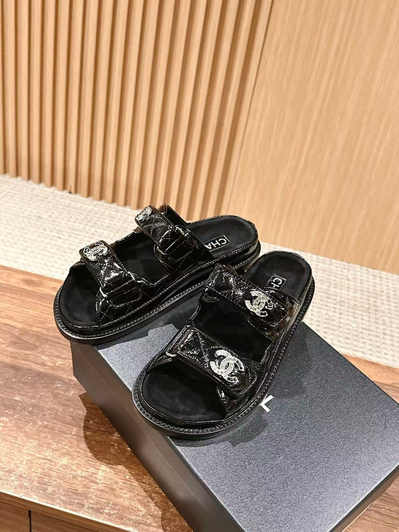 UA Ch**el Slides