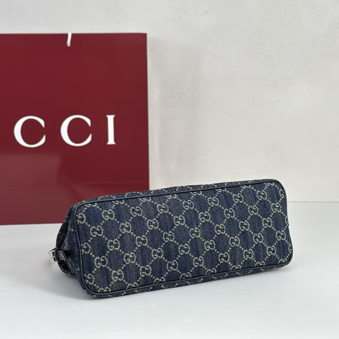 Gvc*1 Madison Medium Shoulder Bag 31x13x11.5cm