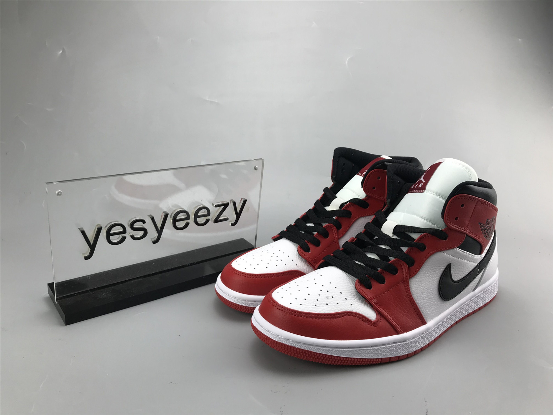 UA AIR JORDAN 1 MID 