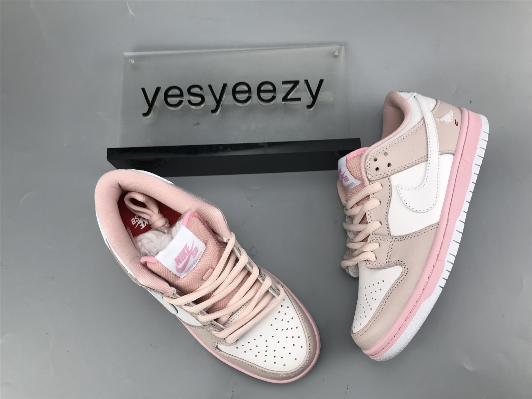 UA WMNS NIKE DUNK LOW ELITE SB