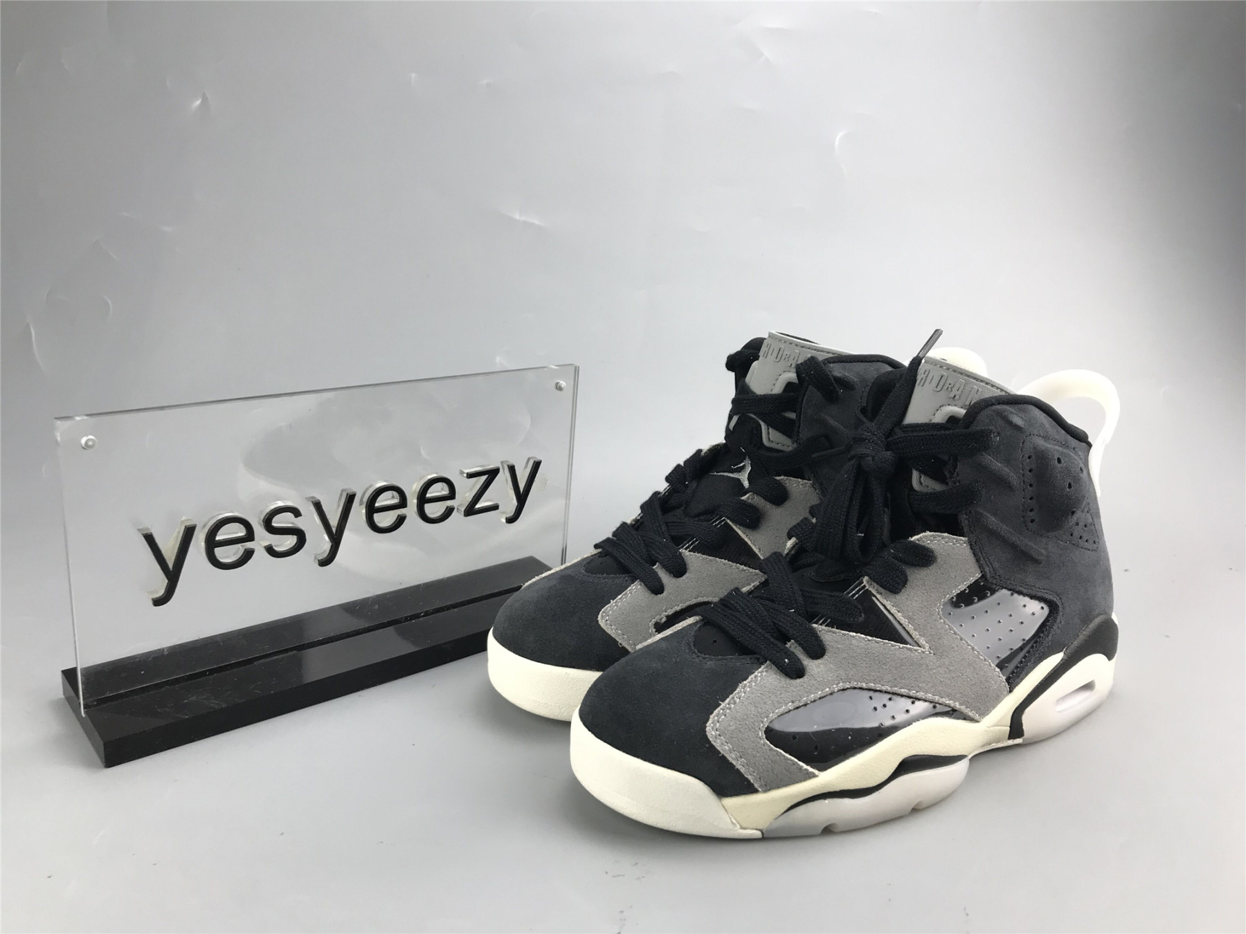 UA WMNS AIR JORDAN 6 RETRO 