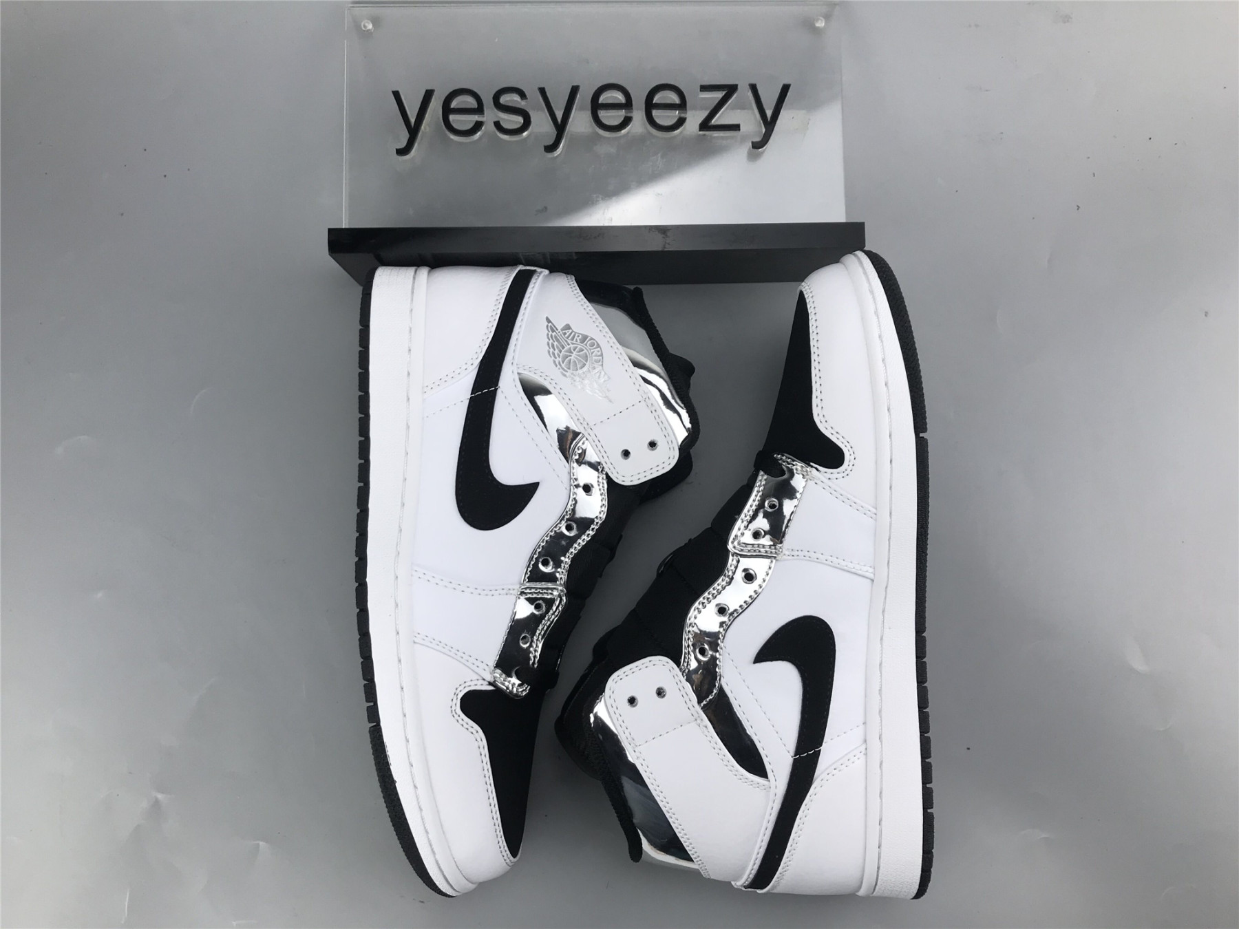 UA  AIR JORDAN 1 MID 